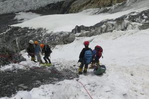 el-grupo-de-cuatro-sherpas-y-patxi-descienden-a-shumiyo