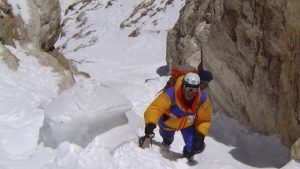 Cadiach al K2 pel couloir encaixonat aL peu de la Torre Casarotto, a 8.100 m.-Expedició Magic Line 2004