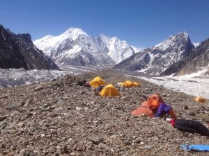 Camp base del Broad Peak,amb el Chogolisa al fons 