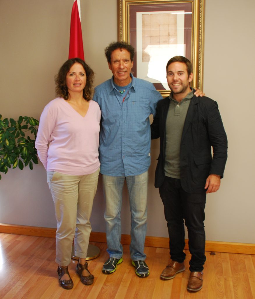 Òscar Cadiach amb el vicesindic d’Aran, Luis Carlos Medina, i amb la conselhèra de Turisme i Desenvolupament Econòmic d’Aran, Anna Díaz.