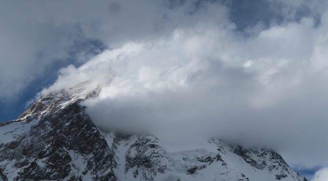 Cadiach trepitja els 6.300 m del camp 2 del Broad enmig d’una nevada