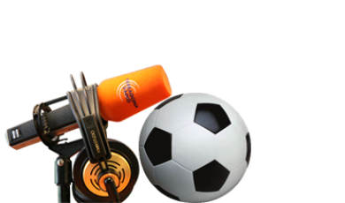 Micròfon de Tarragona Ràdio amb una pilota de futbol