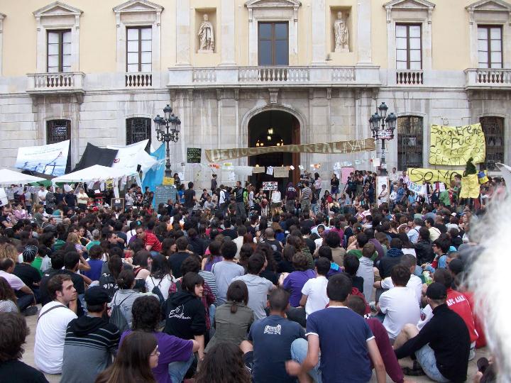 Els indignats de la plaça de la Font es desmarquen dels actes violents del  Parlament - TARRAGONA RADIO