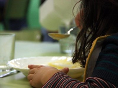 Mares i pares d’alumnes s’oposen a que el Consell Comarcal torni a gestionar els menjadors escolars a partir del curs vinent