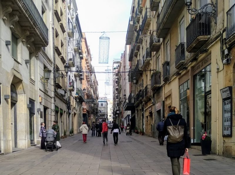 carrer de tarragona amb gent passejant