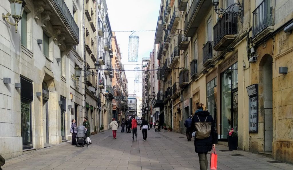 carrer de tarragona amb gent passejant