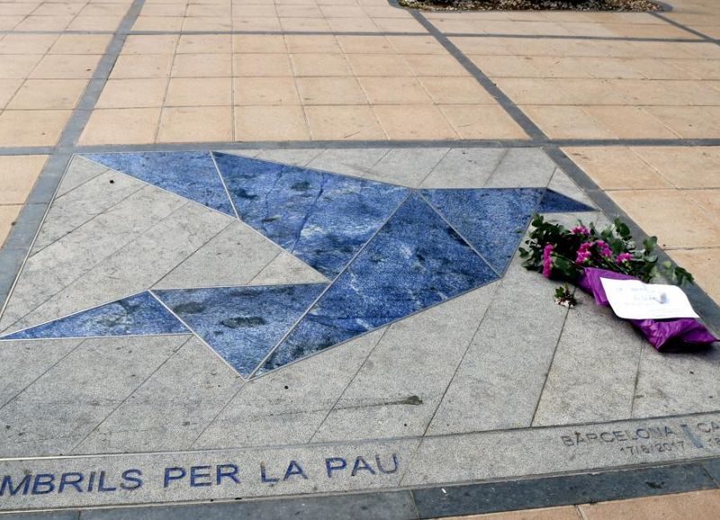 cambrils atemptats figura al terra del passeig