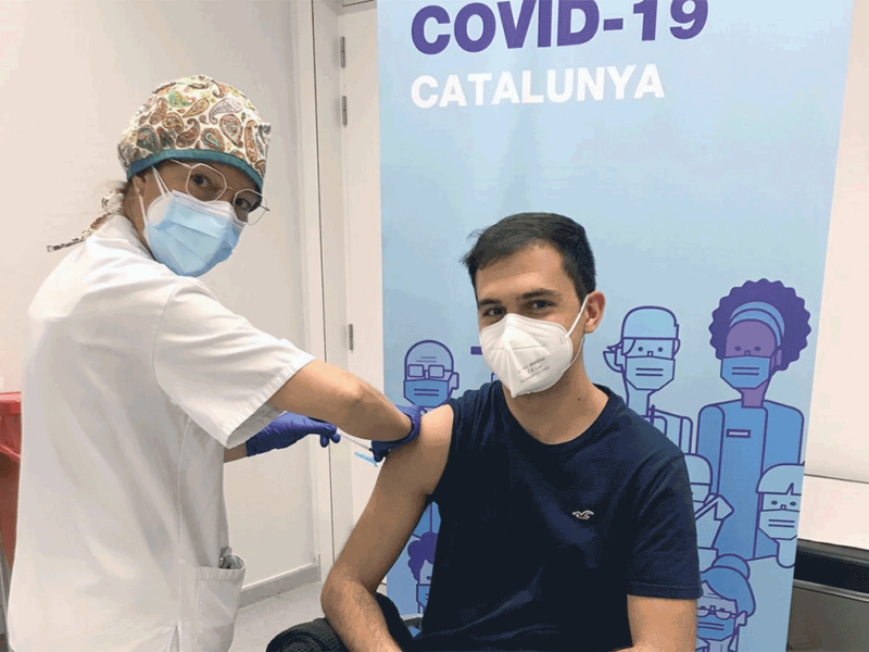 Un jove rep la vacuna de la Covid-19
