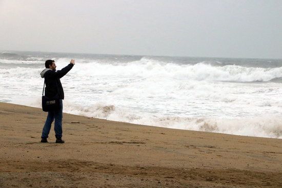 temporal home fent una foto al mar onades