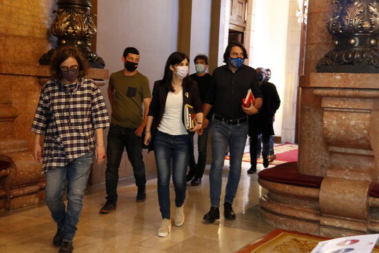 Els negociadors de la CUP, ERC i JxCat sortint de la reunió a tres bandes