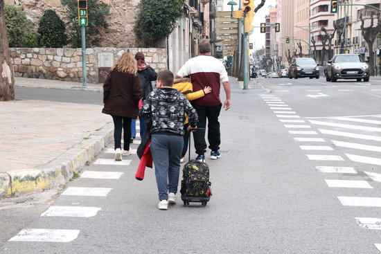 Pares i nens creuant el carrer