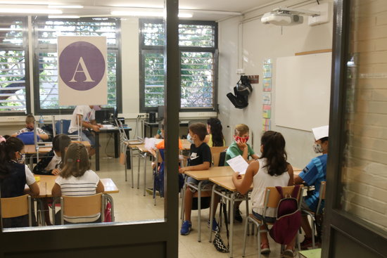 Pla obert d'una classe en el primer dia d'escoles obertes a Catalunya