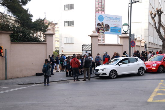 Alumnes sortint de l'escola Carmelites de Tarragona.