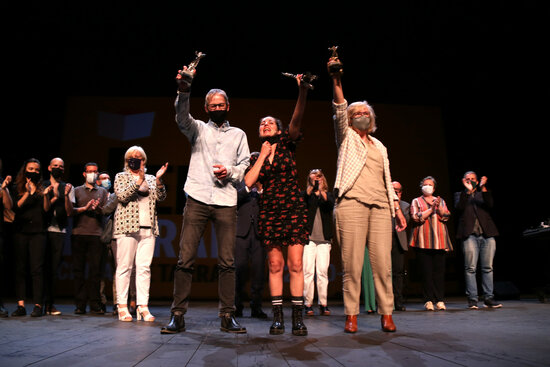 Pla general dels tres guanyadors del 31è Premis Literaris Ciutat de Tarragona, Marc Quintana Llevot, Laia Malo; i Montserrat Morera Escarré, aixecant el guardó al final de la gala lliurement dels premis. Imatge del 29 de maig del 2021 (Horitzontal).