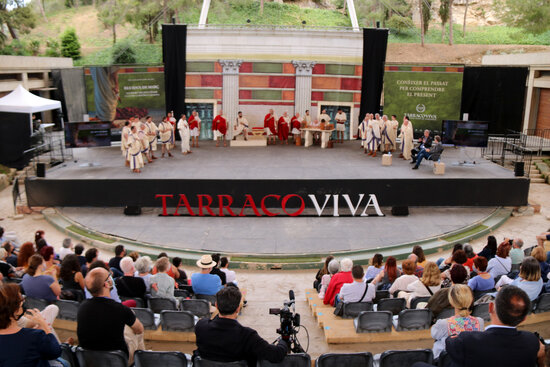 Pla general dels figurants i experts que han participat en l'acte de cloenda de la XXIII edició de Tarraco Viva. Imatge del 30 de maig