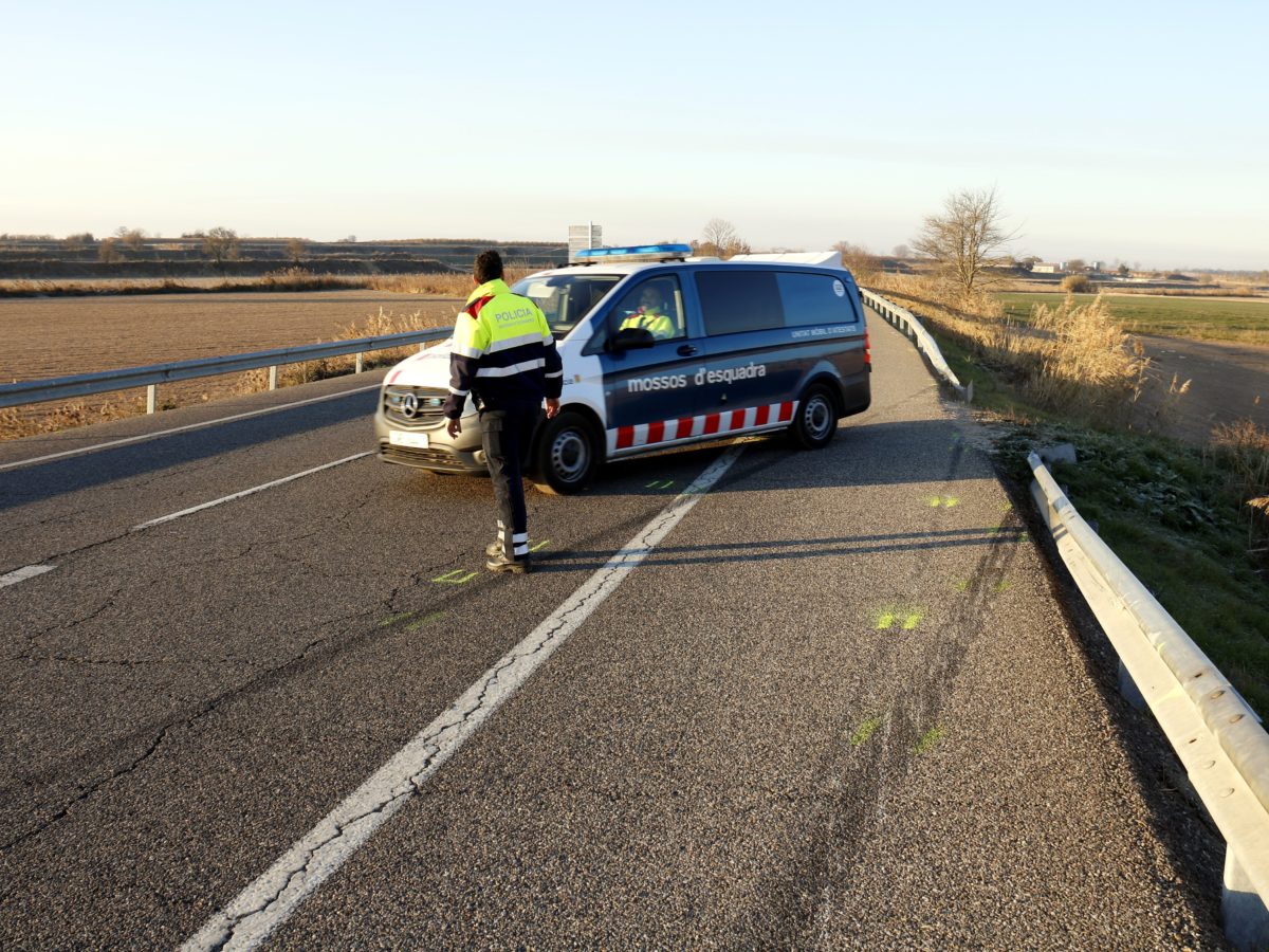 Mor el conductor d’un turisme en una sortida de via a l’AP-7 a Masdenverge