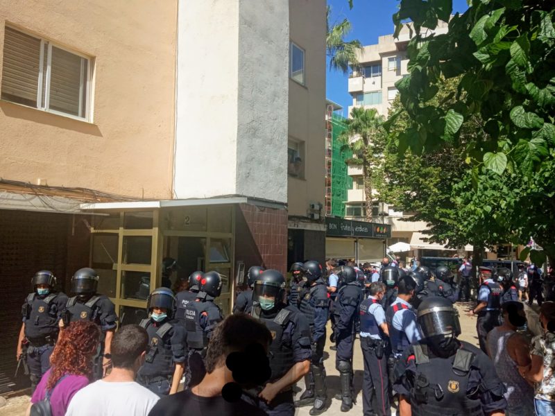 S'ha desplegat un important dispositiu policial. Foto: Sindicat de l'Habitatge de Tarragona.