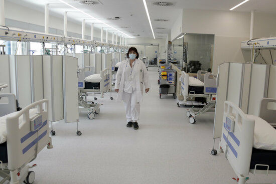 sala UCI amb una infermera caminant