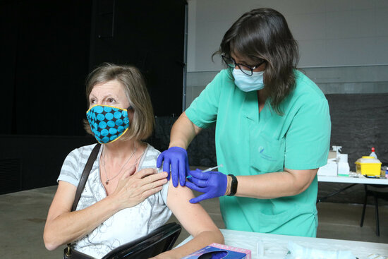 Una dona rebent la vacuna.