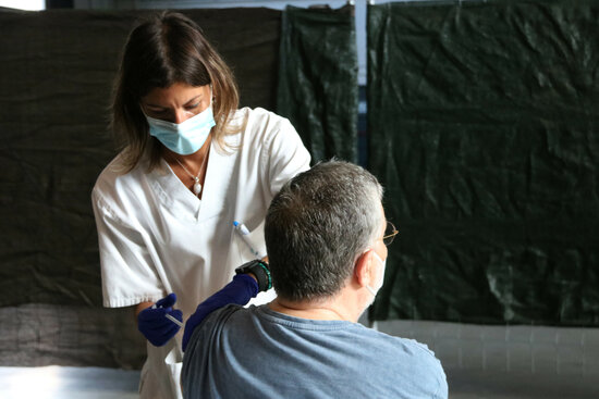 Una persona rebent la vacuna. Foto: ACN.
