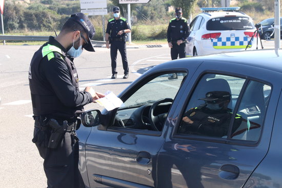 Policia Local Torredembarra para un cotxe