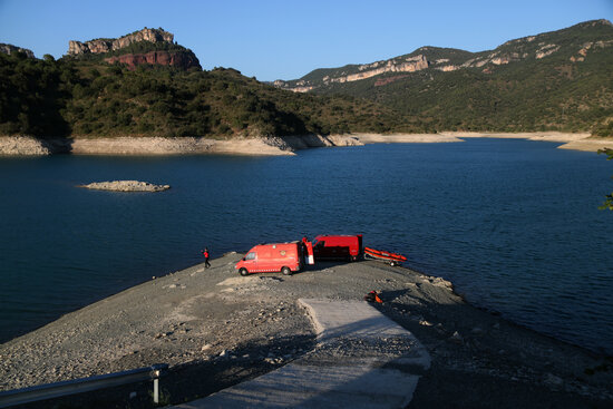 Pla general del pantà de Siurana on s'ha realitzat un operatiu de recerca del banyista desaparegut. Foto: ACN.