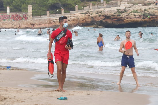 Un socorrista de Creu Roja Tarragona de servei per la platja de l'Arrabassada. Foto: ACN.