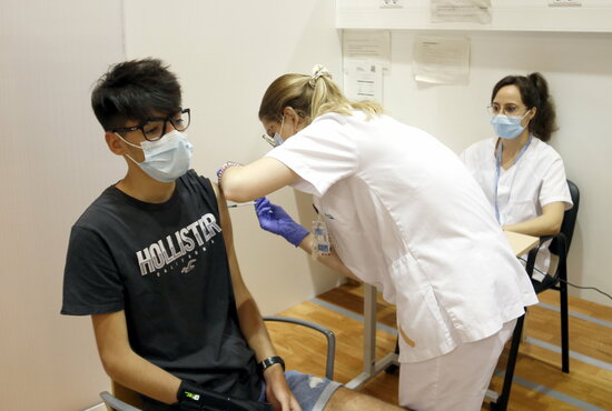 Un jove rebent la vacuna contra la covid-19. Foto: ACN.