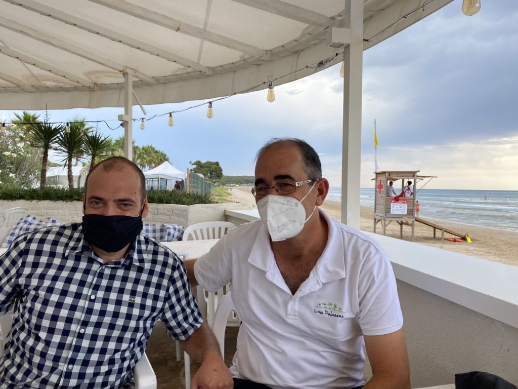 Roger Trillas i Agustí Peyra, durant l'entrevista amb Tarragona Ràdio des del càmping Las Palmeras.
