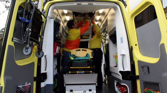 Una de les ambulàncies del SEM a Tarragona, amb les portes obertes i dos efectius sanitaris al seu interior.