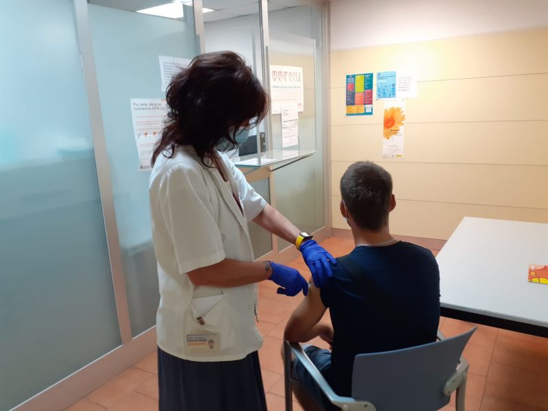 Vacunació contra la covid-19 d'un usuari del CAS Tarragona del programa de metadona.