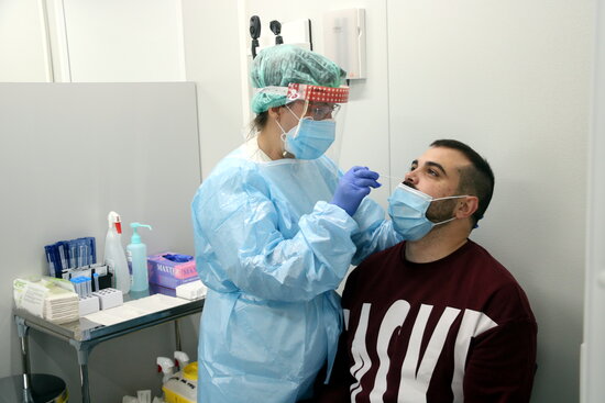 Imatge d'una infermera fent un test d'antigen. Foto: ACN.