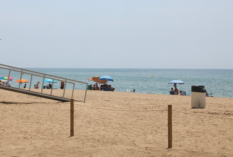 Pla general de la platja de Segur de Calafell amb bandera vermella.