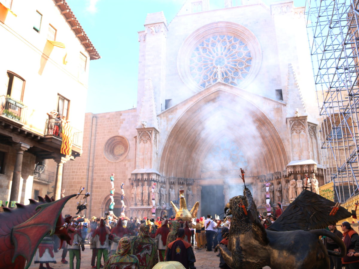 L’Anada a Ofici, els castells i la Professó omplen els carrers el dia de Santa Tecla