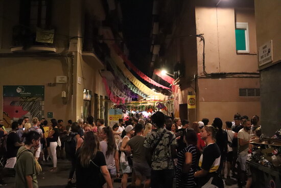 GEnt de festa a un carrer de Barcelona