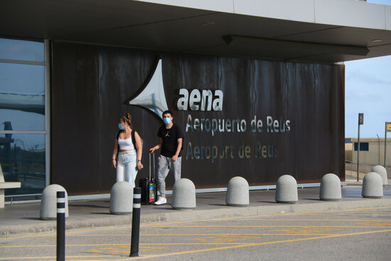 Una parella entrant a la terminal de l'Aeroport de Reus. Foto: ACN.