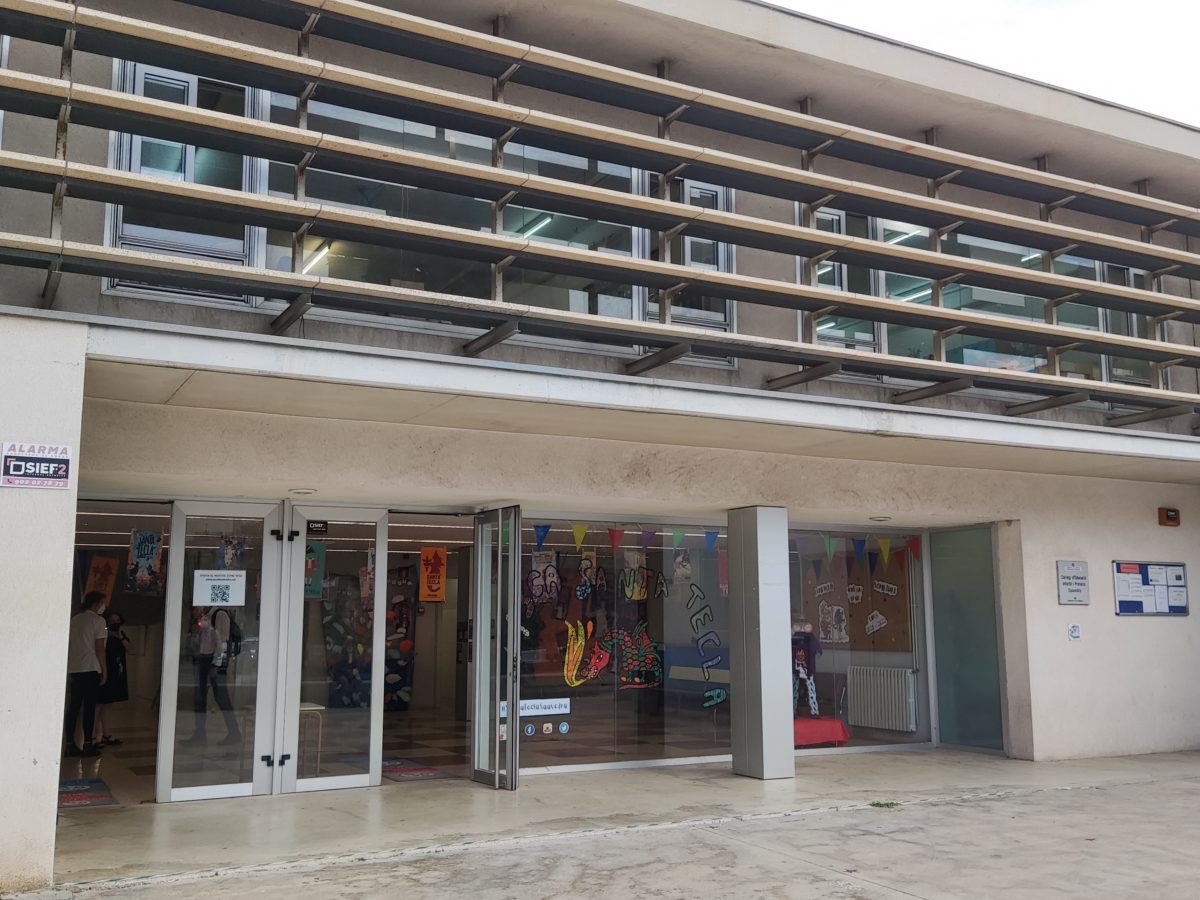 Reclamen mesures “urgents” per reduir la contaminació i el soroll entorn de l’Escola Saavedra de Tarragona