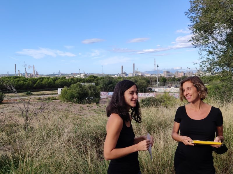 Eva Miguel i Laia Estrada davant la petroquímica