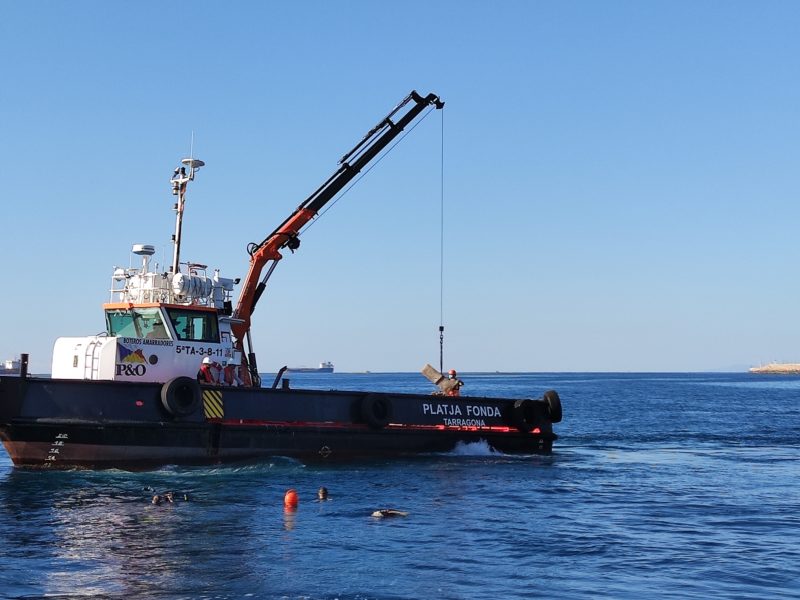 Vaixell col·loca biòtop al mar vista general