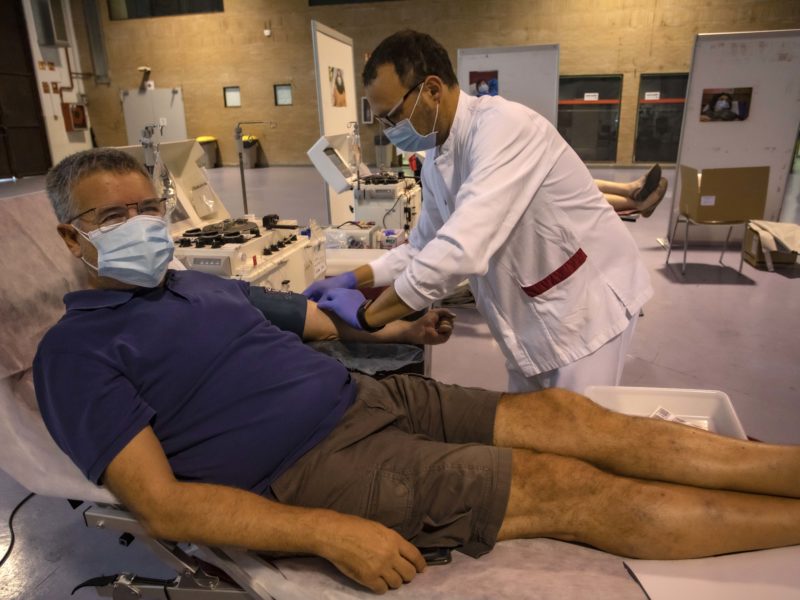 L'alcalde, Pau Ricomà, ha participat a la Marató donant plasma. Foto: Manel R. Granell.