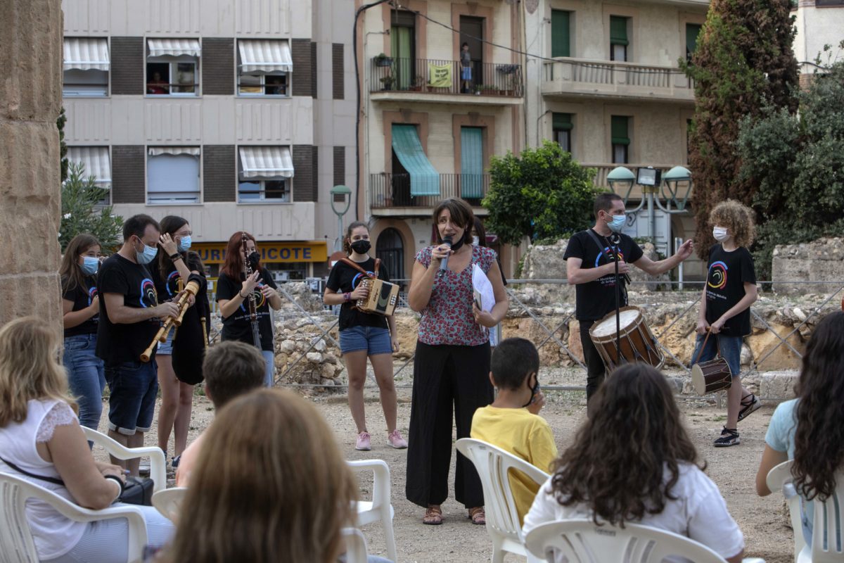 La sessió inaugural, conduïda per la periodista Núria Cartañà, s’ha iniciat amb l’actuació de l’Aula d’Instruments Tradicionals de l’Escola Municipal de Música. Foto: Manel R.Granell.