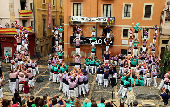 La plaça de les Cols amb els pilars carregats per Sant Magí. Foto: ACN.