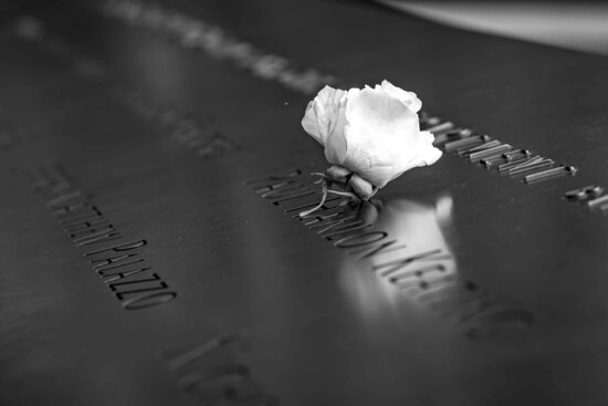 Una rosa adorna un dels noms del Memorial Nacional de l’11 de setembre a Nova York, el 4 de setembre de 2019. (Horitzontal)