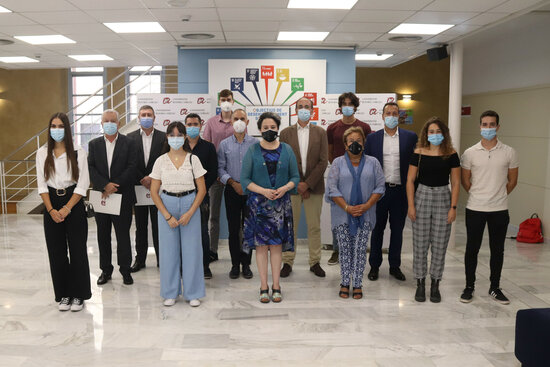 Pla obert dels alumnes de la URV que participaran en la formació dual en el grau de química, acompanyats de representants de les empreses i de la rectora de la universitat. Foto del 21 de setembre del 2021 (Horitzontal).