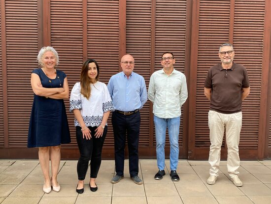 Laia Pellejà, directora administrativa d'ICIQ; Geyla Dubed, investigadora predoctoral; Roc Muñoz, alcalde de la Canonja, Emilio Palomares, director d'ICIQ; i Salvador Ferré, tinent d'alcalde de la Canonja. Imatge del 27 de setembre del 2021. (Horitzontal)