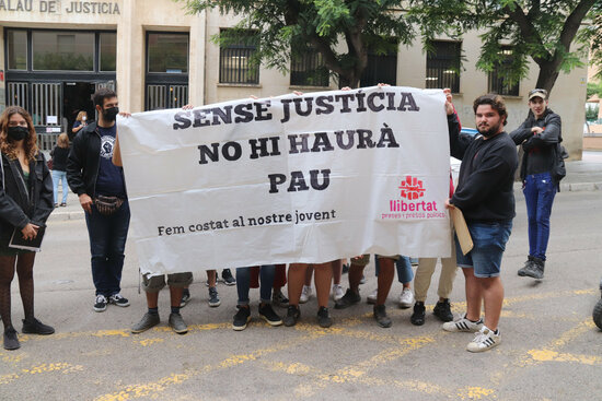 Pla obert dels concentrats davant dels jutjats de Tarragona en suport a Joan Nadal, membre del Sindicat d'Habitatge. Foto: ACN.