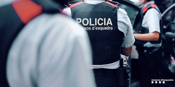 Pla d'esquena del Mossos d'Esquadra genérica