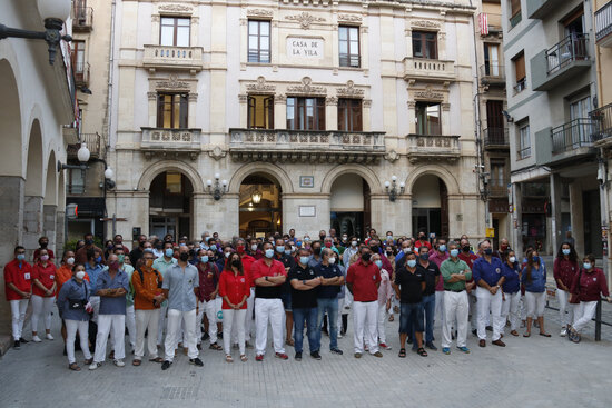 Foto conjunta de presidents i caps de colla de 75 colles castelleres a la plaça del Blat. Foto: ACN.