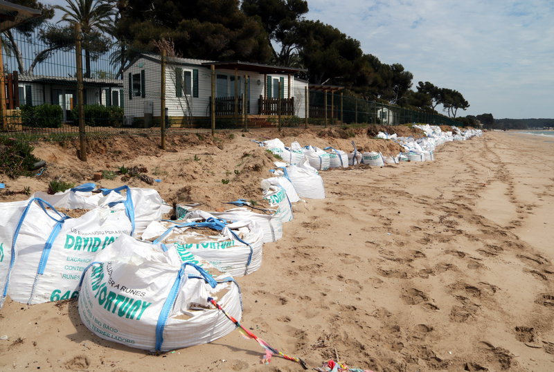 Sacs de sorra al davant del càmping Las Palmeras a la platja Llarga de Tarragona. Foto: ACN.