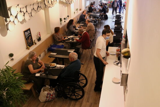 Un restaurant ara que ja es permet un aforament del 100% a l'interior. Foto: ACN.